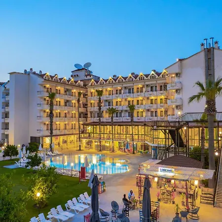 Club Pineta فندق مرمريس